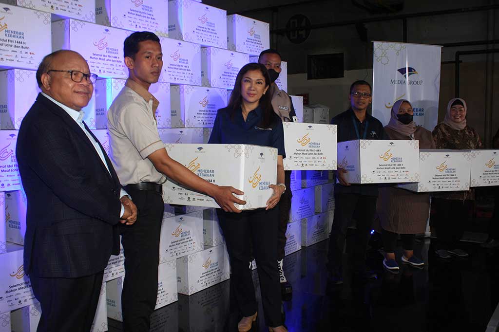 Bingkisan lebaran yang berisi sembako, vitamin, dan puluhan item kebutuhan sehari-sehari lainnya ini akan diberikan kepada 3.672 karyawan Media Group di lingkungan Kedoya, Jakarta Barat. 