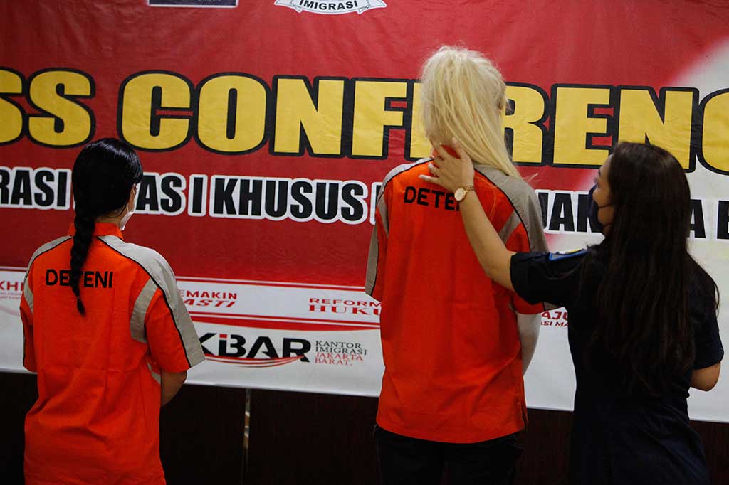 Petugas Imigrasi Jakarta Barat menangkap dua warga negara asing (WNA), yakni RZ, 27, asal Uzbekiztan dan MBS, 24, dari Maroko lantaran terlibat praktik prostitusi daring (online).