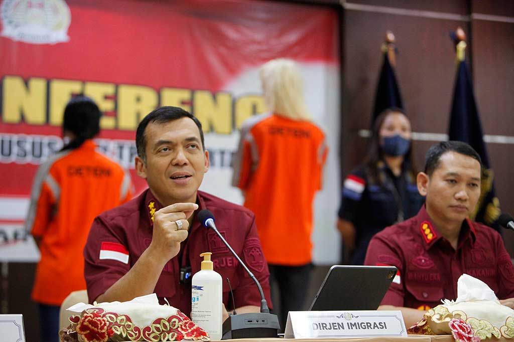 RZ diketahui menjajakan diri melalui laman (website) yang sudah diblokir. Dalam proses mencari klien, RZ mengaku dibantu oleh seorang WNA berinisial RA yang masih dicari tahu keberadaannya. 