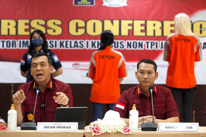 MBS juga menjajakan diri melalui situs daring dengan tarif USD150 per jam. Mereka mengaku baru melakukan praktik prostitusi ini selama dua minggu terakhir.