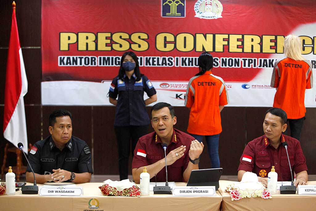 Menurut Silmy, kedua WNA tersebut telah ditahan petugas Imigrasi untuk dimintai keterangan lebih lanjut. Keduanya diduga melanggar Undang-Undang Nomor 6 Tahun 2011 tentang Keimigrasian Pasal 122 huruf a. 