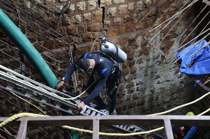 Sebanyak 36 orang tewas setelah lantai di sebuah kuil Hindu di India runtuh, Kamis, 30 Maret 2023. Korban terakhir berhasil dievakuasi pada Jumat, 31 Maret 2023.