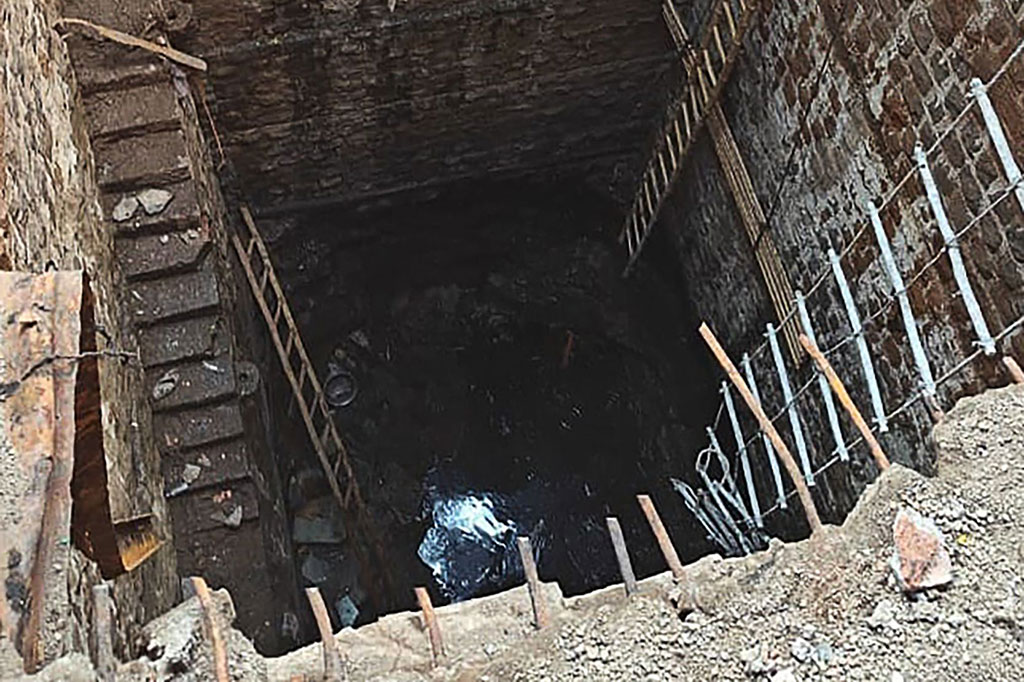 Wanita, anak-anak, dan bayi berusia 18 bulan termasuk di antara mereka yang berdiri di atas penutup sumur yang kemudian tertekuk dan runtuh, menceburkan mereka ke dalam air setinggi sekitar 7,5 meter (25 kaki).