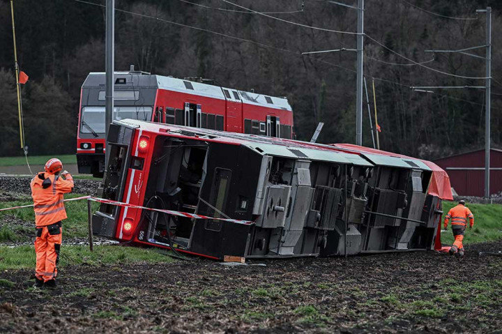 Tiga orang terluka pada kecelakaan pertama, termasuk masinis, dan 12 orang terluka pada keceakaan kedua, saat kecepatan angin 136 kilometer per jam tercatat di dekatnya.