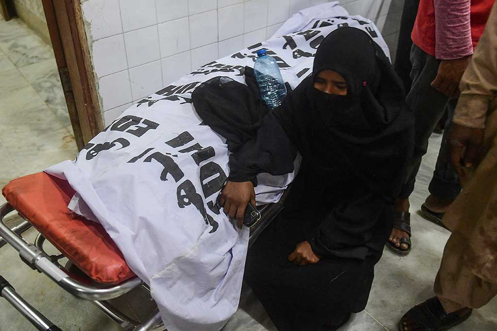 Fida Janwari, seorang perwira polisi senior di lingkungan Kota Baldia di Karachi barat, mengatakan penyerbuan itu terjadi ketika wanita miskin dengan anak-anak berbondong-bondong ke sebuah pabrik yang membagikan sedekah.
