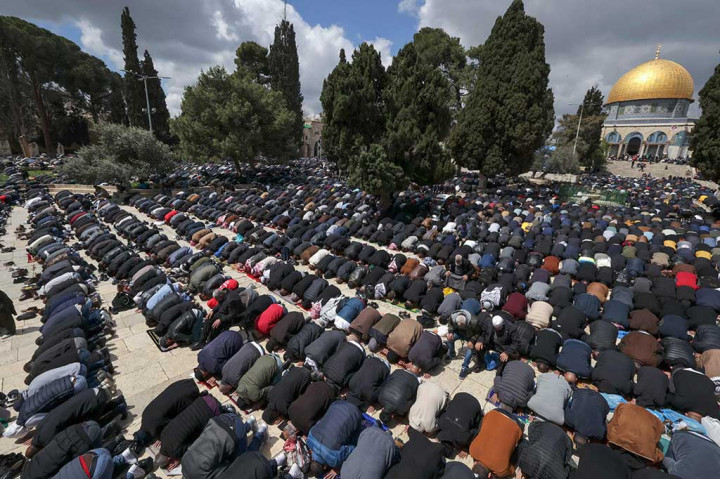 Israel telah mengizinkan warga Palestina dari Tepi Barat yang diduduki untuk memasuki Yerusalem untuk salat tarawih, sementara COGAT, badan kementerian pertahanan Israel yang bertanggung jawab untuk urusan sipil di wilayah Palestina, mengatakan lebih dari 70.000 orang menyeberang pada hari Jumat.