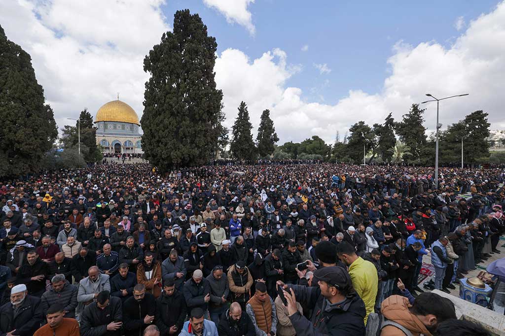 Ribuan umat Muslim memadati kompleks masjid Al-Aqsa Yerusalem pada Jumat kedua Ramadan, untuk melaksanakan Salat Jumat, 31 Maret 2023.