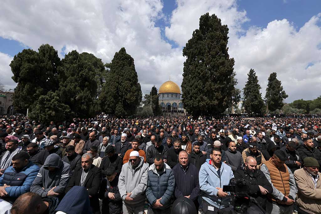 Konflik Israel-Palestina telah mengalami peningkatan kekerasan sejak awal tahun, menimbulkan kekhawatiran akan gejolak selama Ramadan. Namun 10 hari pertama bulan suci Ramadan tidak ada insiden berarti.