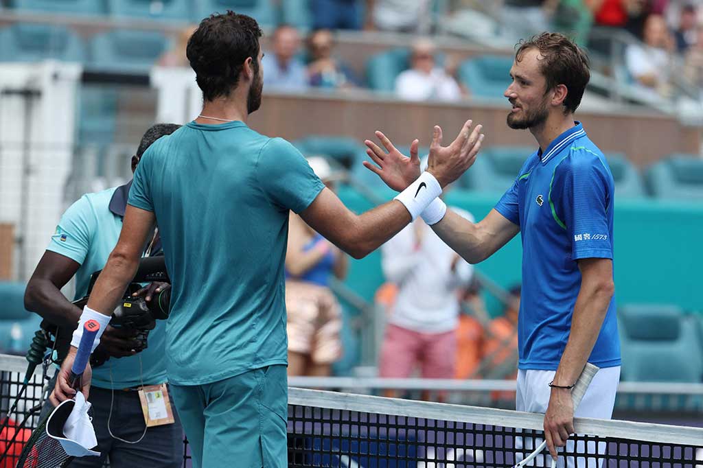 Daniil Medvedev meraih kemenangan 7-6 (7/5), 3-6, 6-3 atas Karen Khachanov.