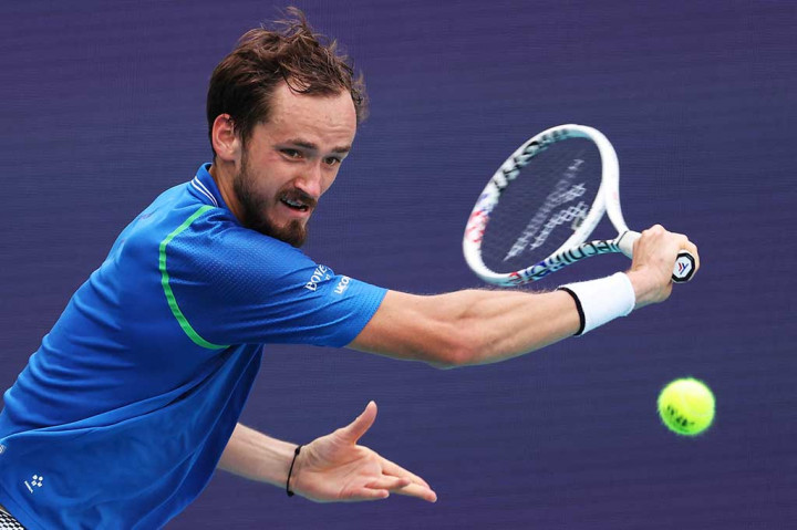 Pada babak final, Medvedev akan menghadapi pemenang semifinal lainnya antara petenis nomor satu dunia asal Spanyol Carlos Alcaraz atau petenis Italia Jannik Sinner.