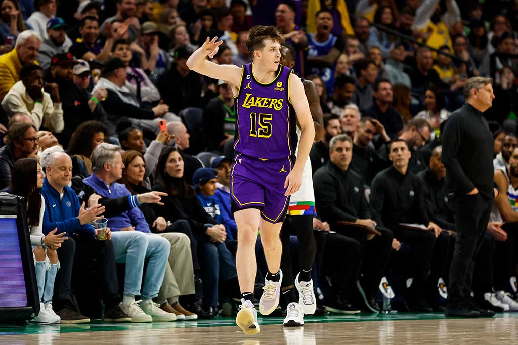 Pemain Los Angeles Lakers Austin Reave melakukan selebrasi usai melakukan tembakan angka pada laga melawan Minnesota Timberwolves di Target Center Minneapolis, Sabtu, 1 April 2023 WIB. LA Lakers menang 123-111.