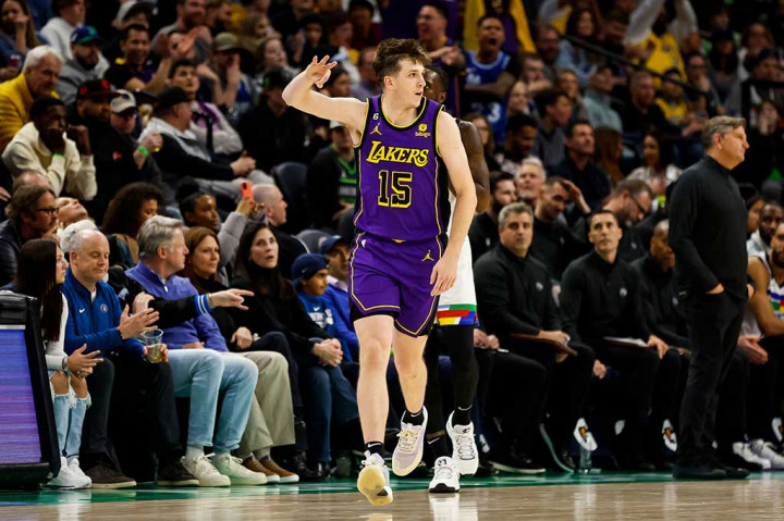 Pemain Los Angeles Lakers Austin Reave melakukan selebrasi usai melakukan tembakan angka pada laga melawan Minnesota Timberwolves di Target Center Minneapolis, Sabtu, 1 April 2023 WIB. LA Lakers menang 123-111.