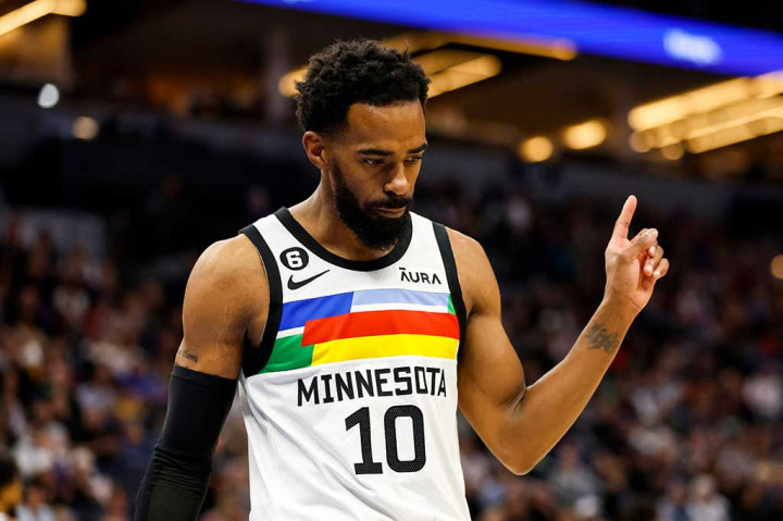 Mike Conley Jr menjadi pencetak skor tertinggi untuk Wolves dengan 25 poin, diikuti oleh Karl-Anthony Towns 23 poin, Kyle Anderson 17 poin, Jaden McDaniels 15 poin, Rudy Gobert 14 poin, dan Anthony Edwards 11 poin.
