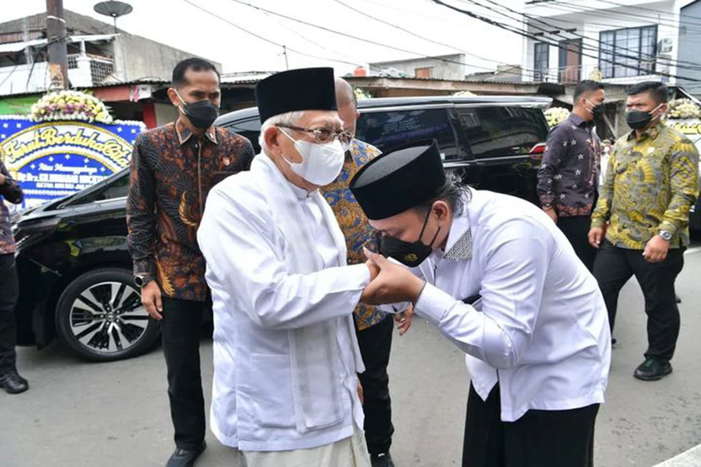 Wakil Presiden (Wapres) Ma'ruf Amin bertakziah ke rumah duka Ketua Umum MUI DKI Jakarta K.H. Munahar Muchtar di Jl. Semanan Raya, Kampung Lamporan Semanan, Kalideres, Jakarta Barat. Wapres disambut putra kedua almarhum, Faiz mewakili keluarga.