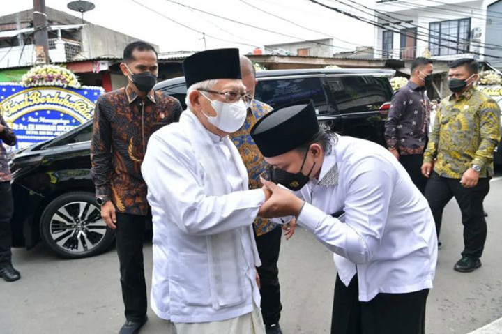 Wakil Presiden (Wapres) Ma'ruf Amin bertakziah ke rumah duka Ketua Umum MUI DKI Jakarta K.H. Munahar Muchtar di Jl. Semanan Raya, Kampung Lamporan Semanan, Kalideres, Jakarta Barat. Wapres disambut putra kedua almarhum, Faiz mewakili keluarga.