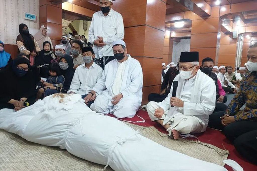 Selain menyampaikan ucapan belasungkawa, Wapres juga memimpin do'a bersama dengan para pelayat yang memadati rumah duka. 