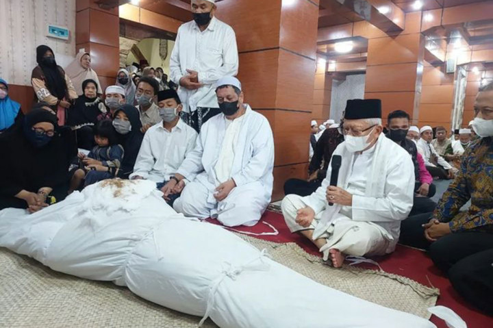 Selain menyampaikan ucapan belasungkawa, Wapres juga memimpin do'a bersama dengan para pelayat yang memadati rumah duka. 