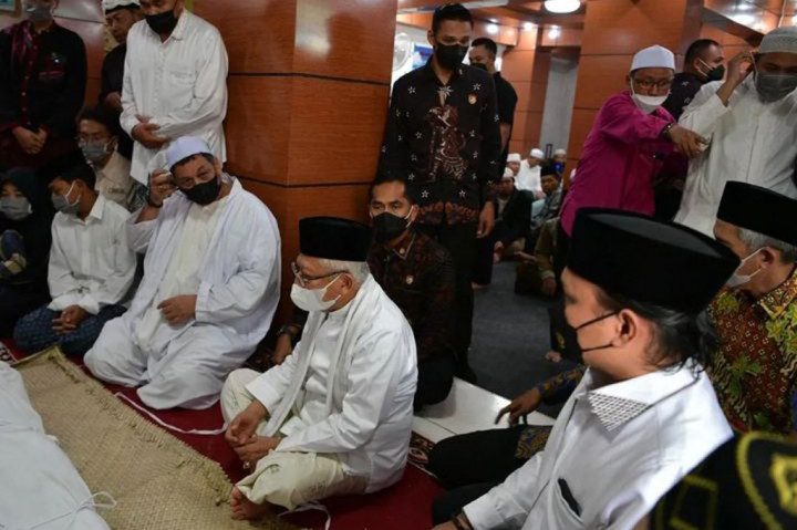 Bagi Wapres, almarhum merupakan sosok ulama yang banyak ilmunya dan selama hidupnya diabdikan kepada agama, masyarakat, bangsa, dan negara.