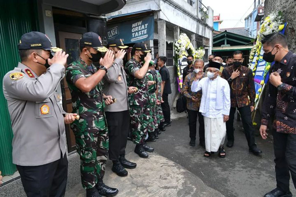 Sekitar pukul 11.10 WIB, Wapres meninggalkan lokasi rumah duka untuk kembali ke kediamannya.