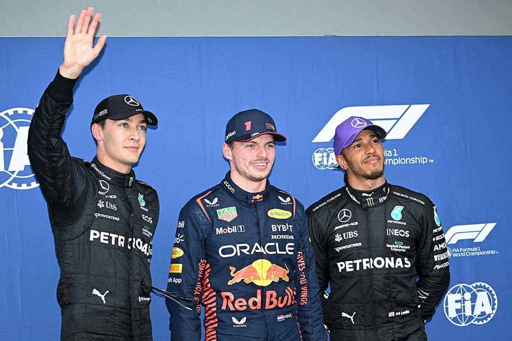 Di belakang sang juara bertahan, ada Mercedes yang finis di posisi dua dan tiga. Posisi dua diraih oleh George Russell dengan catatan waktu terbaik 1 menit 16,968 detik di Q3. Rekan satu timnya, Lewis Hamilton, mengekor dengan waktu terbaik yang dicatatkan yakni 1 menit 17,104 detik.