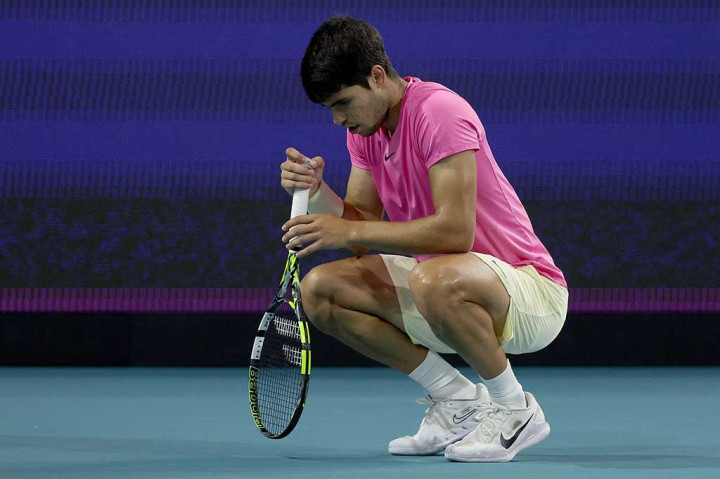 Kekecewaan Alcaraz, juara bertahan di Miami dan peraih gelar di Indian Wells, diwarnai dengan rasa frustrasi setelah dia berjuang di set ketiga karena kram kaki. 