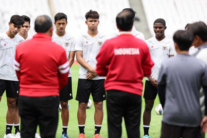 Presiden Joko Widodo (Jokowi) mendengarkan curahan hati para pemain tim nasional sepak bola U-20 Indonesia setelah batal berlaga di Piala Dunia U-20 2023.