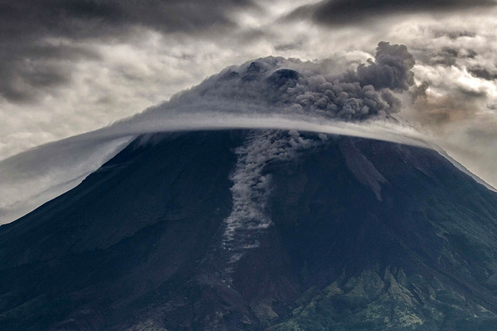 Hal yang langka dan unik saat fenomena wedus gembel atau awan panas terlontar dari puncak Merapi, terlihat sapuan awan membentuk caping atau topi petani. 