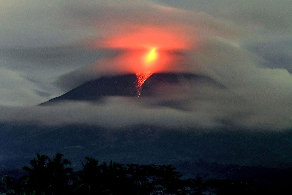 Gunung Merapi pada pukul 07.45 WIB kembali melakukan aktifitas erupsi vulkanik berupa muntahan awan panas atau wedus gembel.