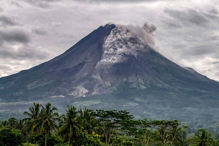 Fenomena langka dan unik terjadi pada Gunung Merapi yang terletak di perbatasan DI Yogyakarta dan Jawa Tengah pada Jumat, 31 Maret 2023 pagi.