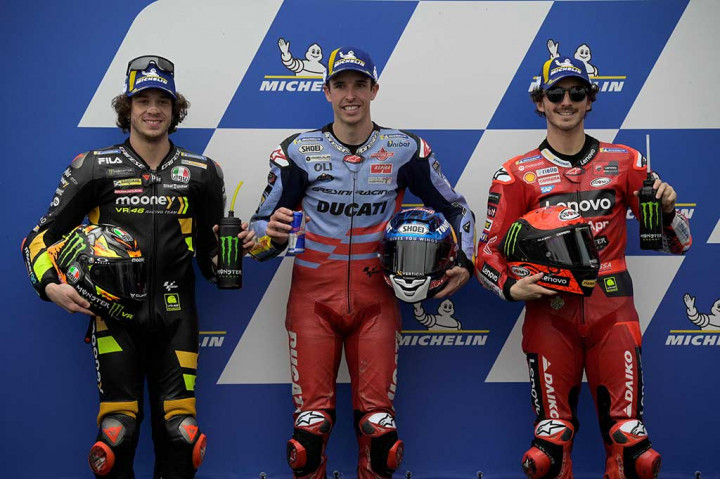 Sementara  juara dunia Francesco Bagnaia di pabriknya Ducati di urutan ketiga.