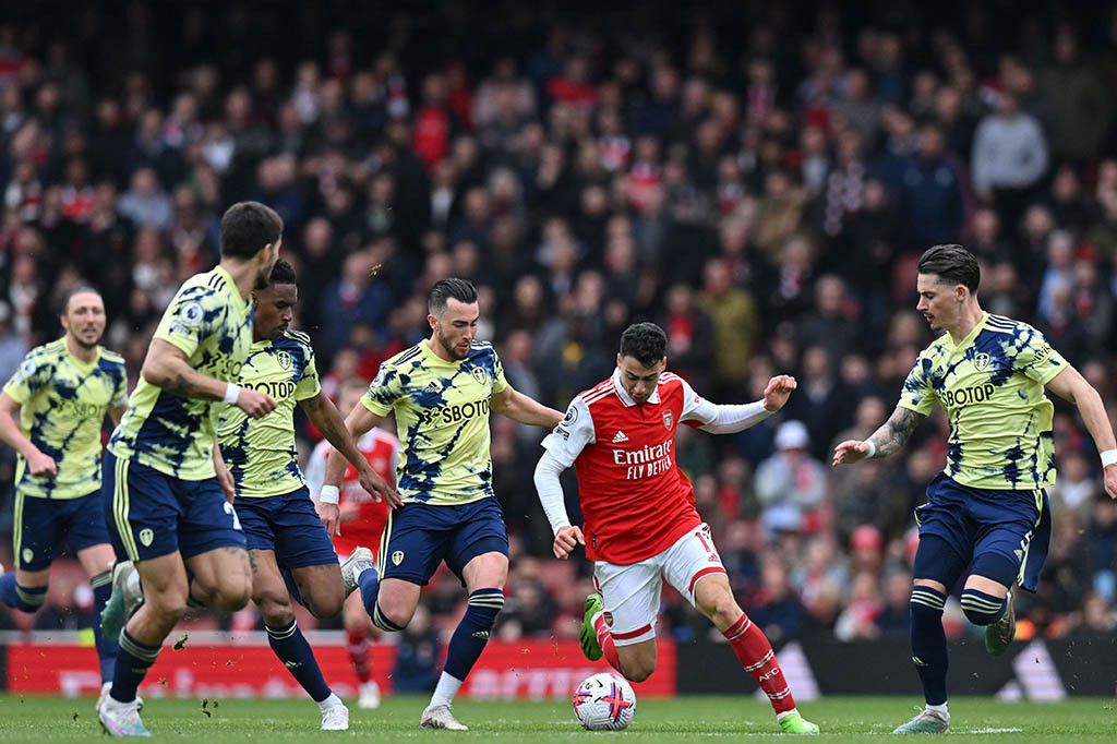 Arsenal langsung tampil menyerang sejak pertandingan dimulai. Mereka langsung mencatatkan peluang pada menit pertama lewat tendangan Gabriel Martinelli dari luar kotak penalti, yang masih bisa diblok pemain Leeds.