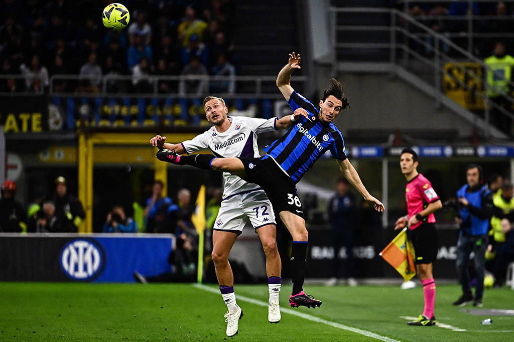 Meski menjadi tim tamu, Fiorentina justru bermain menyerang sejak pertandingan dimulai. Mereka mendapatkan peluang pertama pada menit ke-14 lewat tendangan voli Castrovilli setelah menyambar umpan silang Biraghi. Namun, kiper Andre Onana masih bisa menghentikannya.