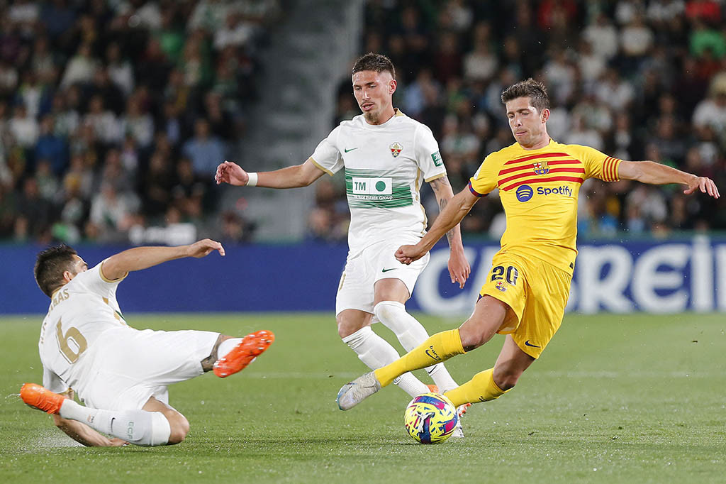 Barcelona menghajar tim juru kunci Elche empat gol tanpa balas di pekan ke-26 Liga Spanyol di Estadio Manuel Martinez Valero pada Minggu, 2 April 2023 dini hari WIB.