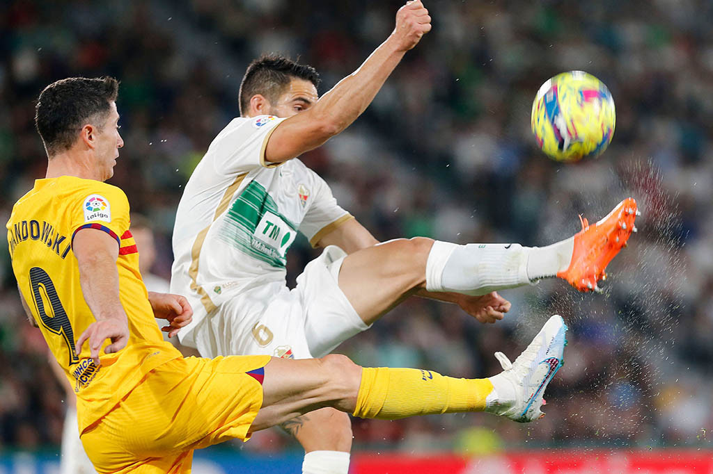 Barcelona langsung mendominasi penguasaan bola dan memainkan umpan-umpan pendek untuk membongkar pertahanan Elche.