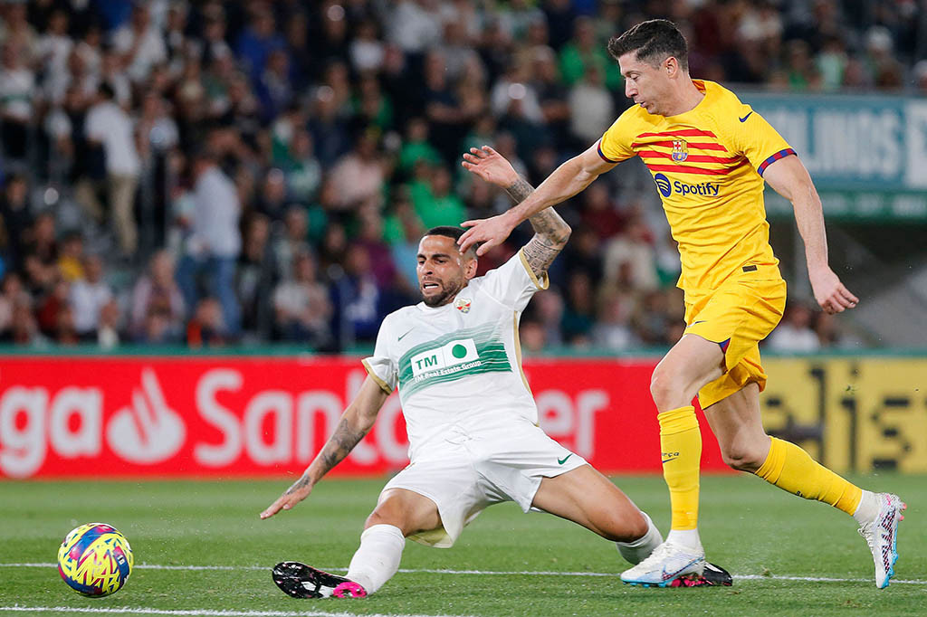 Empat menit kemudian, Barcelona memperbesar keunggulan mereka menjadi 4-0 lewat gol Ferran Torres. Lewandowski mengirim umpan silang ke kotak penalti yang diterima Torres.