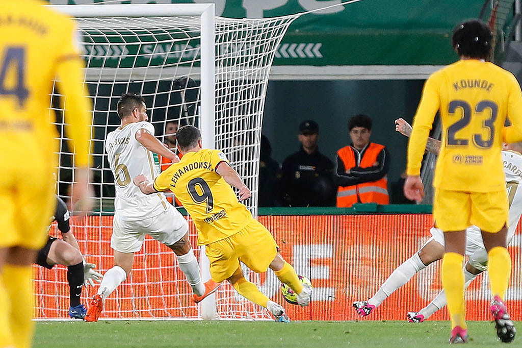 Pada menit ke-66, Lewandowski mencetak gol keduanya. Gavi merebut bola dari pemain Elche dan langsung mengirimkan umpan terobosan ke Lewandoski yang langsung melepaskan sepakan keras mendatar yang berubah menjadi gol. Elche tertinggal 0-3.