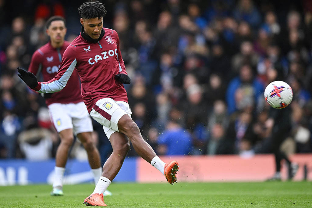 Suporter tim tuan rumah dibuat terdiam oleh gol Villa pada menit ke-18. Berawal dari kesalahan Marc Cucurella menghalau tendangan Emiliano Martinez, Ollie Watkins berhasil merebut bola sebelum men-chip bola
melewati kiper Kepa Arizabalaga dan masuk ke gawang Chelsea. Skor 1-0 untuk tim tamu.