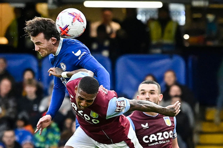 Bermain di hadapan para suporter mereka, Chelsea langsung tampil menyerang sejak awal. Mereka nyaris membuka keunggulan pada menit ke-6.