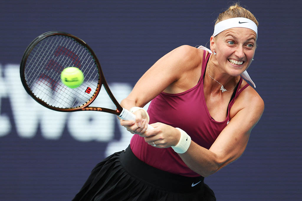 Petenis Ceko Kvitova yang tampil di final pertamanya di Miami pada usia 33 tahun menang 7-6 (16/14) 6-2 di Hard Rock Stadium. Kemenangan tersebut akan membawa juara Wimbledon itu ke peringkat 10 besar dunia.