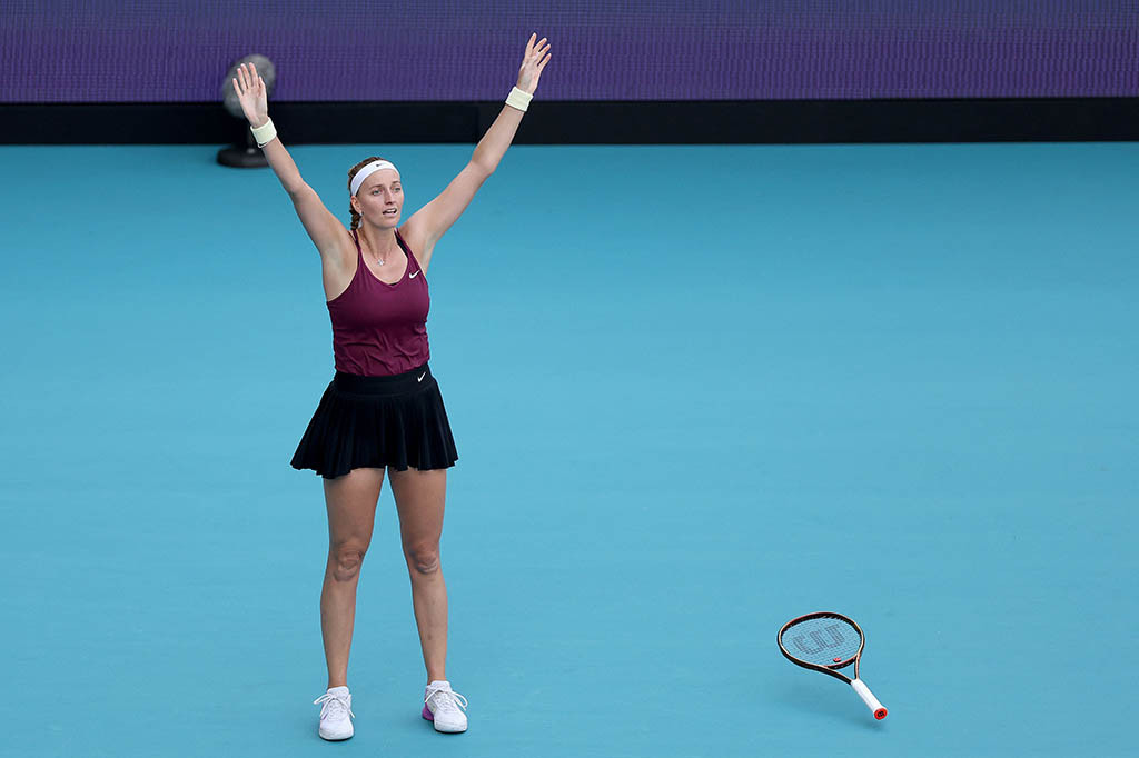 Juara bertahan Wimbledon Rybakina memiliki peluang yang baik saat tie-break, tetapi Kvitova masih lebih kuat dengan servis dan determinasinya. Tie-break pun berlangsung mendebarkan selama 22 menit dan 28 detik.