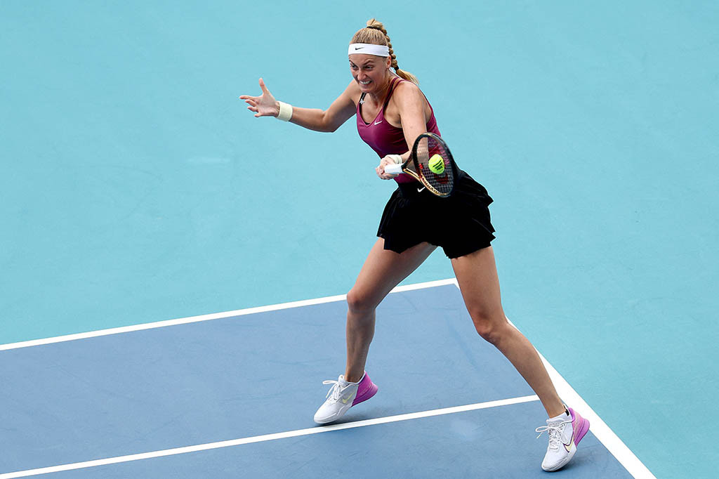 Petra Kvitova memanfaatkan semua pengalamannya untuk merebut gelar tunggal WTA ke-30nya dengan kemenangan dua set langsung dalam final Miami Open atas Elena Rybakina,Minggu, 2 April 2023 WIB.