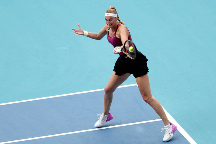 Petra Kvitova memanfaatkan semua pengalamannya untuk merebut gelar tunggal WTA ke-30nya dengan kemenangan dua set langsung dalam final Miami Open atas Elena Rybakina,Minggu, 2 April 2023 WIB.