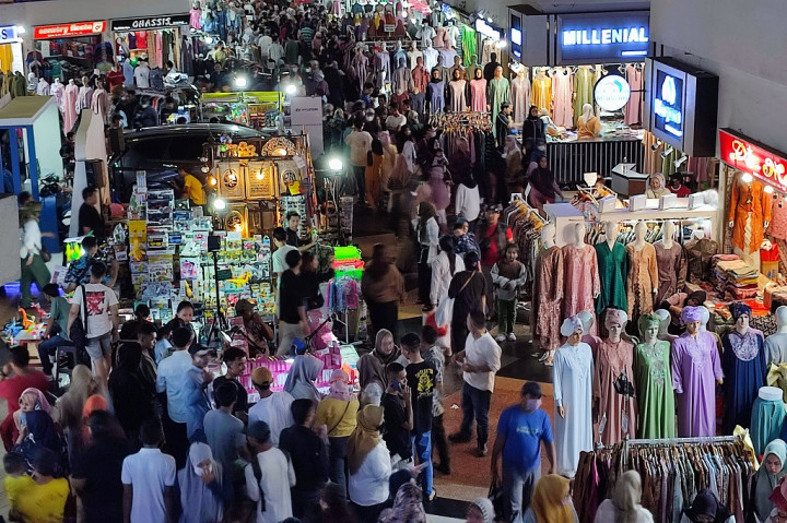 Kios-kios pakaian di Pasar Tanah Abang, Jakarta Pusat pada pekan kedua Bulan Ramadan sejak Minggu, 2 April 2023 pagi sudah dipadati pengunjung yang berburu pakaian untuk Lebaran atau Idul Fitri 1444 H. 