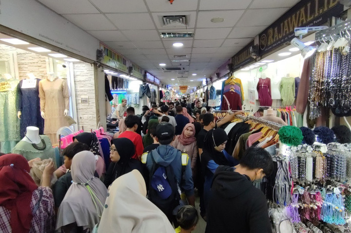Adapun pedagang di pusat perdagangan tekstil terbesar di Asia Tenggara itu tampak bersemangat menawarkan dagangannya dan mulai sibuk melayani pembeli.