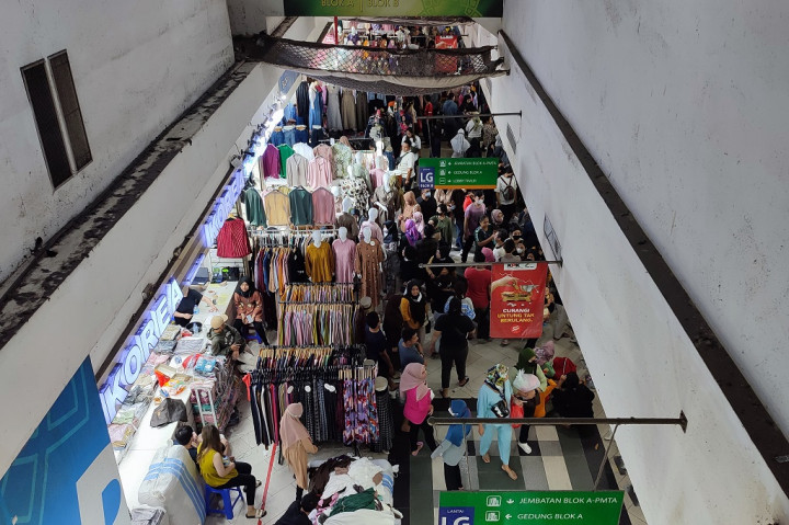 Salah satu pengunjung di Pasar Tanah Abang yang bernama Nisa (30) asal Ciledug, Tangerang, mengaku sering berbelanja di pasar ini menjelang lebaran bersama keluarga.