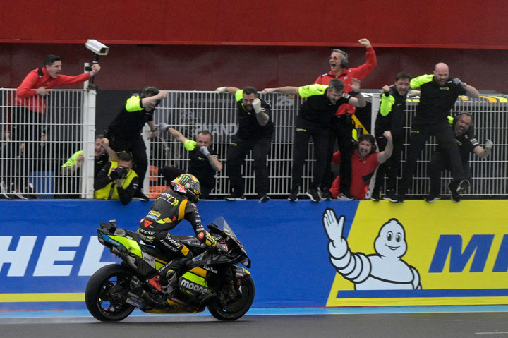 Pembalap Ducati asal Italia, Marco Bezzecchi, merayakan kemenangan bersama rekan setimnya setelah memenangi balapan MotoGP Grand Prix Argentina, di sirkuit Termas de Rio Hondo di Santiago del Estero, Argentina, Senin, 3 April 2023.