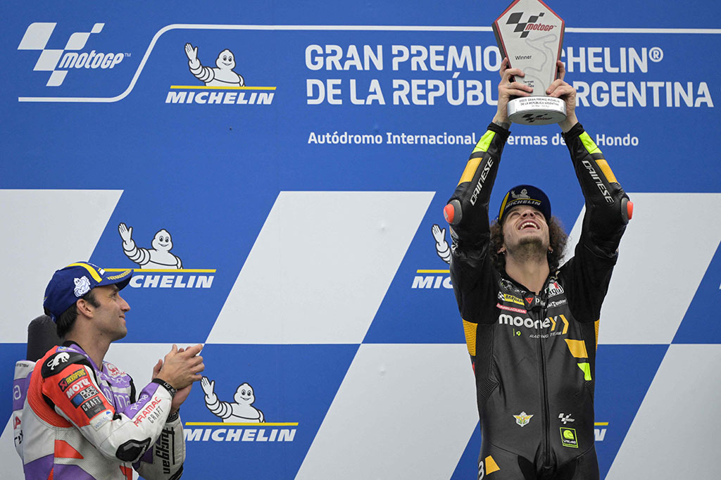 Marco Bezzecchi (Mooney VR46) berhasil merengkuh gelar juara perdananya pada ajang MotoGP Argentina di trek basah Sirkuit Termas de Rio Hondo pada Senin, 3 Maret 2023 WIB. Pembalap Italia itu mencatatkan waktu total 44 menit 28,518 detik.