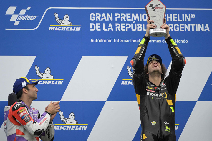 Marco Bezzecchi (Mooney VR46) berhasil merengkuh gelar juara perdananya pada ajang MotoGP Argentina di trek basah Sirkuit Termas de Rio Hondo pada Senin, 3 Maret 2023 WIB. Pembalap Italia itu mencatatkan waktu total 44 menit 28,518 detik.