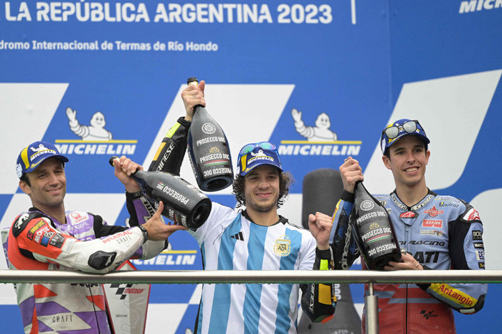 Bezzecchi berada di depan Johann Zarco (Prima Pramac) yang terpaut 4,085 detik. Posisi ketiga diraih oleh pemenang pole Alex Marquez (Gresini Racing) dengan selisih waktu 4,681 detik dari sang juara.