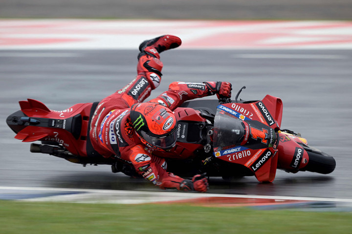 Kejutan tidak hanya datang dari Bezzecchi. Juara dunia Francesco Bagnaia terjatuh di Tikungan 13 pada beberapa lap terakhir. Pembalap yang akrab disapa Pecco itu kemudian bangkit dan sayangnya harus menyelesaikan balapan di posisi ke-16.
